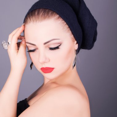 Klasik kırmızı dudak makyaj