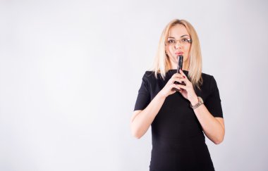 silahlı bir sarışın