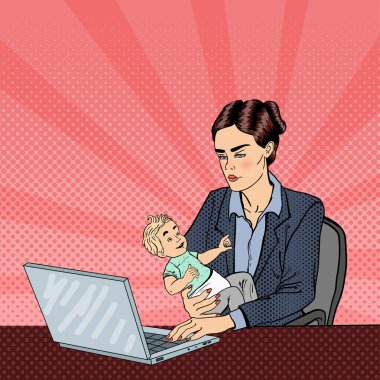 Dizüstü bilgisayarda çalışan ve bebek tutan bir iş kadını