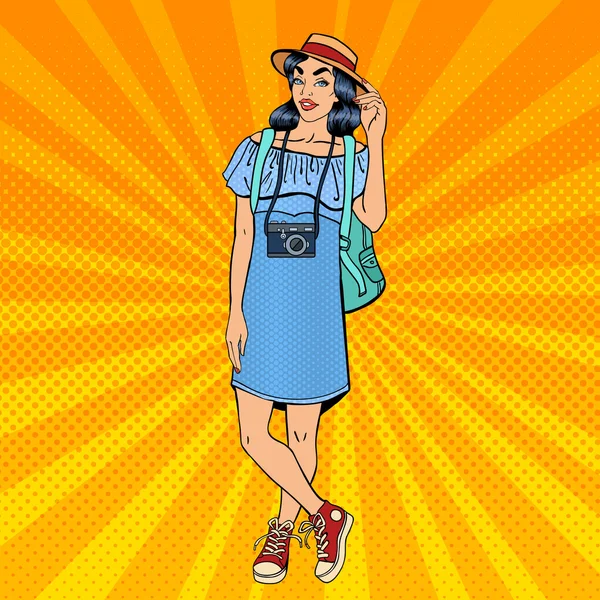 Jovem bonita turista feminina com câmera e mochila. Turista Mulher. Pop Art. Ilustração vetorial — Vetor de Stock