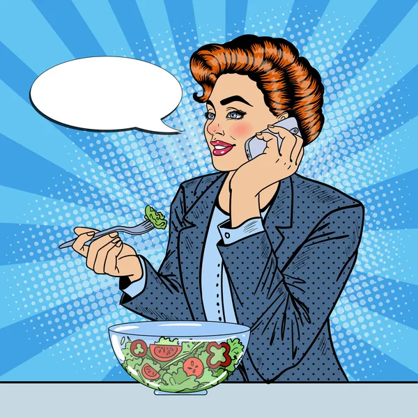 Mulher de negócios Pop Art falando ao telefone e comendo salada. Ilustração vetorial —  Vetores de Stock