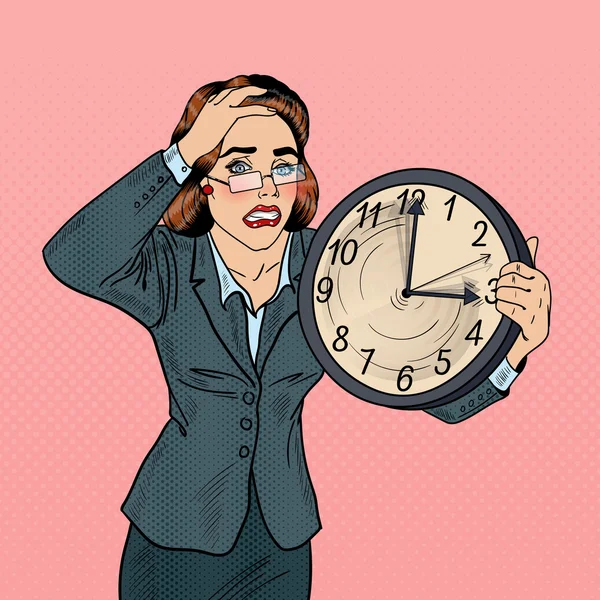 Donna d'affari stressata Pop Art con grande orologio sul lavoro a scadenza. Illustrazione vettoriale — Vettoriale Stock