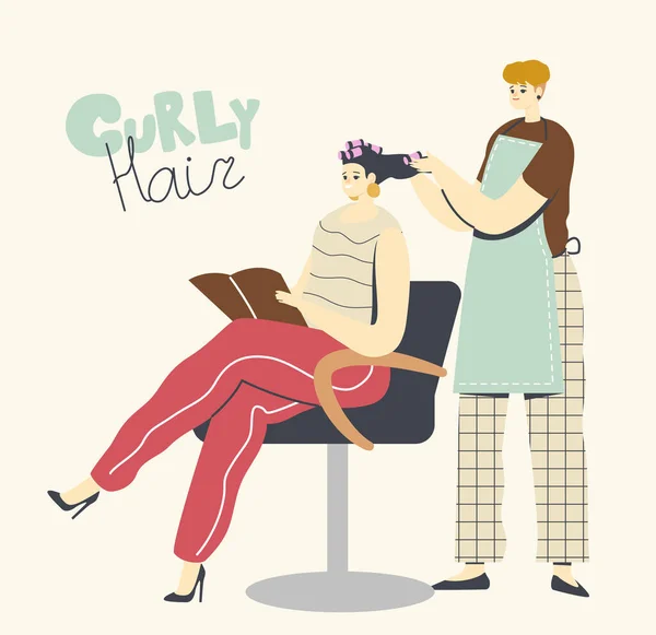 Güzellik salonunu ziyaret eden genç bir kadın. Usta berber dükkanındaki kız için kıvırcık saç stili yapıyor Aynanın önündeki bigudileri kullanıyor — Stok Vektör