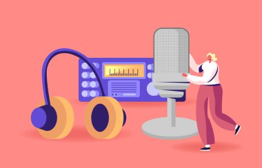 Radyo Aktarıcı Podcast ya da Audioprogram Livestream yakınlarındaki Dev Mikrofon Kulaklıklı Minik Kadın Karakteri