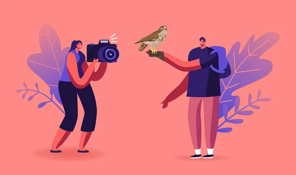 Postavy na festivalu Sokolnictví nebo v Outdoor Zoo Parku. Žena fotografování Wild Falcon Sit on Man Hand in Leather Glove — Stockový vektor