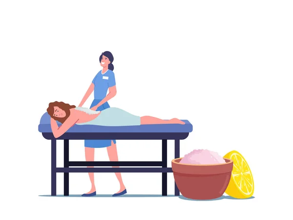 Młoda kobieta Postać leżąca na stole Odbieranie Relaks Masaż pleców z Salt Scrub w Spa Salon. Kobieta uzyskać pielęgnacji ciała — Wektor stockowy