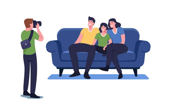 Concepto de Foto Familiar. Fotógrafo Dispara a la gente sentada en el sofá. Padres Felices Madre, Padre e Hijo Posando — Vector de stock