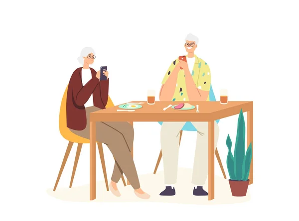 Senior Couple Characters zitten aan tafel Negeer elkaars geklets op internet. Sociale media en gadget verslaving — Stockvector