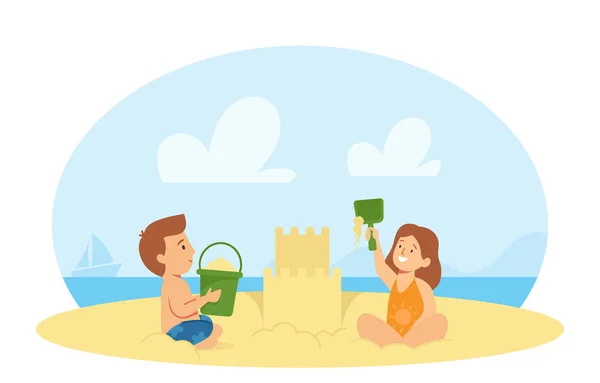 Jongen en meisje personages in badmode spelen op Sea Beach Building Sand Castle. Kinderen hebben plezier op zomervakantie — Stockvector