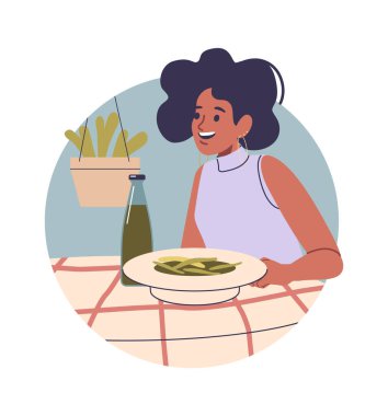 Kafeteryada yemek yiyen mutlu bir kadın.