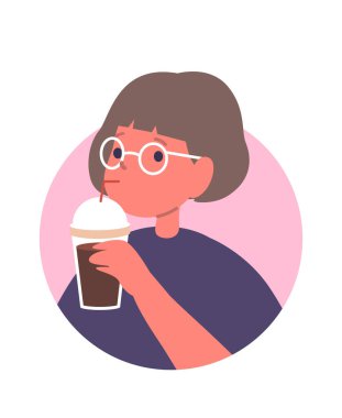 Küçük kız buzlu latte avatar içiyor.