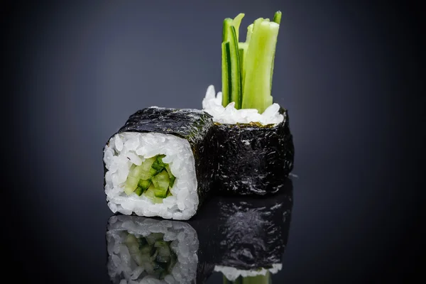 キュウリで巻き寿司 — ストック写真