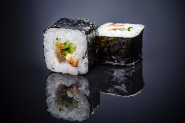 Suşi roll yılan balığı ve salatalık