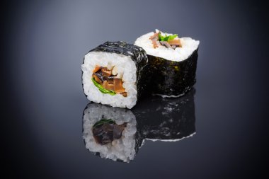 Suşi roll shiitake ile