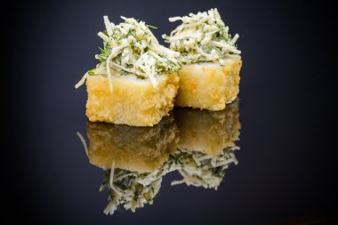 Tempura suşi roll peynir ile