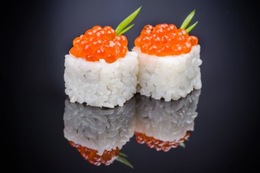 Suşi roll somon havyar ve soğan