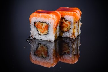 Suşi rulo ile tempura ve somon ile