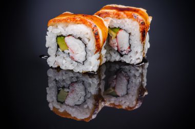 Suşi roll yılan balığı avokado ve yengeç sopa ile