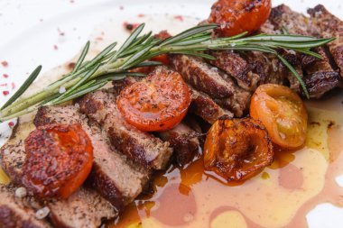 Biberiye ve domates ile dilimlenmiş ızgara sığır eti