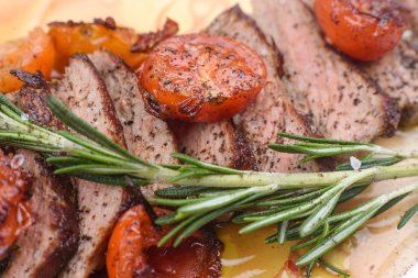 Biberiye ve domates ile dilimlenmiş ızgara sığır eti