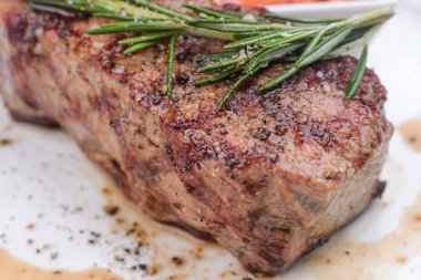 Rosemary ile ızgara sığır eti biftek