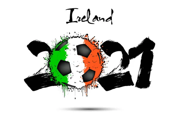 2021 숫자와 아일랜드 국기의 색깔로 축구공이 랜지식으로 색칠되어 2021 아일랜드의 — 스톡 벡터