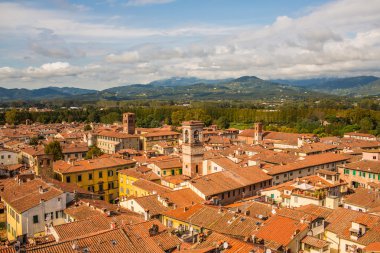 Tipik pişmiş toprak görünümünde Toskana, İtalya çatılar