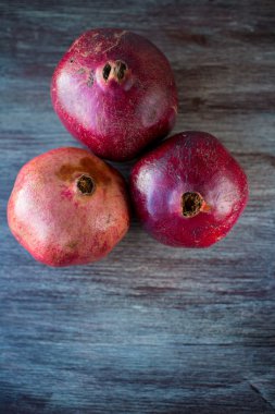 Rustik ahşap zemin üzerine nar