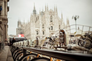Duomo di Milano, Milano, İtalya Kiralama Bisiklet park farklı görünüme