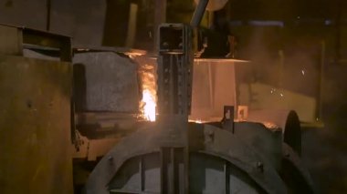 Köpüklü bir kepçe ile sıvı erimiş metal dolu