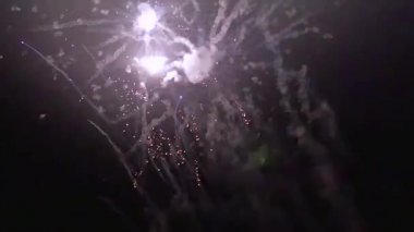 Renkli patlamalar gece gökyüzünde havai fişek. Ağır çekimde