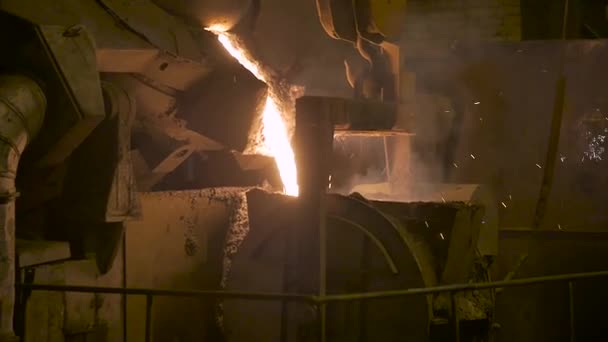 Ковдру наливають рідким розплавленим металом, ігристим у повільному русі — стокове відео