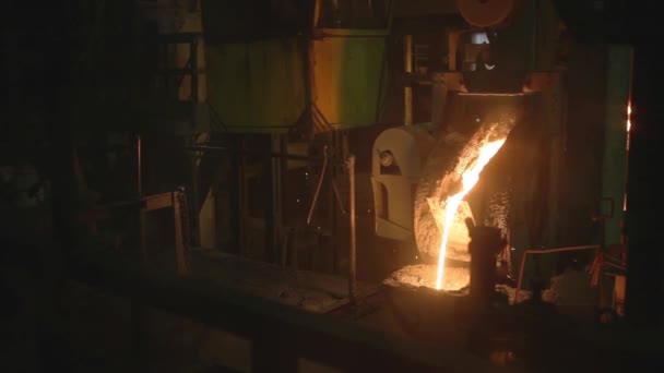 O ferro fundido líquido derramando de uma vasta concha e uma explosão de faíscas no final — Vídeo de Stock