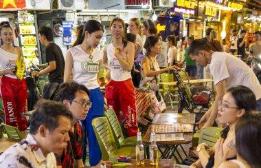 Hanoi, Vietnam-Haziran 06: Gece hayatının keyfini çıkarırken, çoğunluğu gençlerden oluşan kalabalık hafta sonu boyunca şehir merkezinin bu hareketli ve yoğun bölgesinde eğlence, yemek ve bira için toplanıyor..