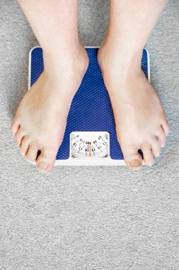 Kullanıcılar, beyaz bir erkeğin çıplak ayaklarına ve bacaklarına bakarak kayalar, sterlinler ve kilogramlardan oluşan bir okuma yayınını görmek için yerel yay ölçeğinde kullanıcıların bakış açısına sahiptir..