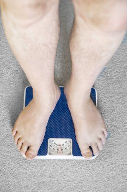 Kullanıcılar, beyaz bir erkeğin çıplak ayaklarına ve bacaklarına bakarak kayalar, sterlinler ve kilogramlardan oluşan bir okuma yayınını görmek için yerel yay ölçeğinde kullanıcıların bakış açısına sahiptir..