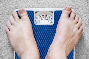 Kullanıcılar, beyaz bir erkeğin çıplak ayaklarına ve bacaklarına bakarak kayalar, sterlinler ve kilogramlardan oluşan bir okuma yayınını görmek için yerel yay ölçeğinde kullanıcıların bakış açısına sahiptir..