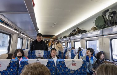 Laos-11 Ocak 2026: Yüksek hızlı trendeki yolcular bavullarını düzenleyip 1. perondan ayrılmaya hazırlanıyorlar, Çinliler Boten-Vientiane demiryolu hattına inşa ettiler..