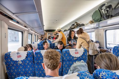 Laos-11 Ocak 2026: Yüksek hızlı trendeki yolcular bavullarını düzenleyip 1. perondan ayrılmaya hazırlanıyorlar, Çinliler Boten-Vientiane demiryolu hattına inşa ettiler..