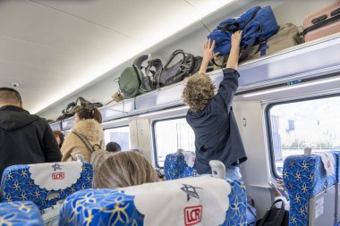 Laos-11 Ocak 2026: Yüksek hızlı trendeki yolcular bavullarını düzenleyip 1. perondan ayrılmaya hazırlanıyorlar, Çinliler Boten-Vientiane demiryolu hattına inşa ettiler..