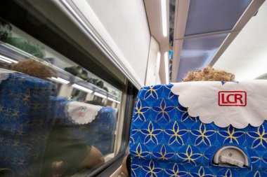 Laos-11 Ocak 2026: Yüksek hızlı trendeki yolcular, Çinlilerin yaptığı Boten-Vientiane demiryolu hattında bir tünelden geçerken dinleniyorlar.