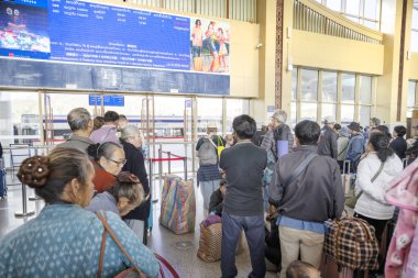 Laos - 11 Ocak 2026: Laos Çin Demiryolu Şirketi tarafından hizmet verilen yoğun yolcu binasının içinde, insanlar modern yüksek hızlı trenlere binmeden önce biletlerini sunmak için kuyruğa girdiler..