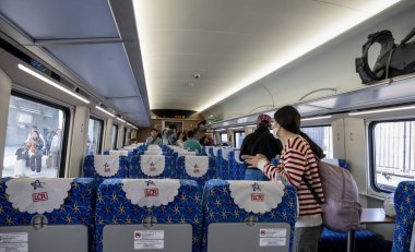 Laos-11 Ocak 2026: Yüksek hızlı trendeki yolcular bavullarını düzenleyip 1. perondan ayrılmaya hazırlanıyorlar, Çinliler Boten-Vientiane demiryolu hattına inşa ettiler..