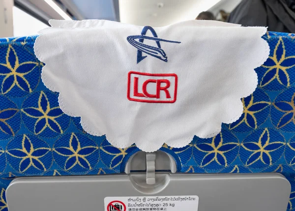 Laos-11 Ocak 2026: Beyaz kumaş koltuk örtüleri, LCR şirket logosuyla, Çin yapımı Boten-Vientiane demiryolu hattında, ikinci sınıf bir vagonun iç koltuğunu süslüyor..