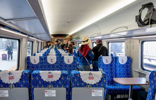 Laos-11 Ocak 2026: Yüksek hızlı trendeki yolcular bavullarını düzenleyip 1. perondan ayrılmaya hazırlanıyorlar, Çinliler Boten-Vientiane demiryolu hattına inşa ettiler..