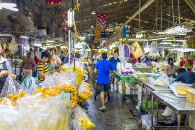 Tayland-25 Ocak 2025: Büyüleyici taze çiçek sergileri, buketleri, orkideleri ve dini çiçeklerle bilinen uçsuz bucaksız çiçek alanının içi, yüzlerce tezgah ve küçük işletmelerle dolu..