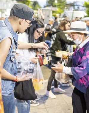 Bangkok-26 Nisan 2025: Günbatımında, AAS Metro Bangkok motorcular bölümü üyeleri yoksullara ihtiyaç duyulan gıdaları dağıtmaya geliyor..