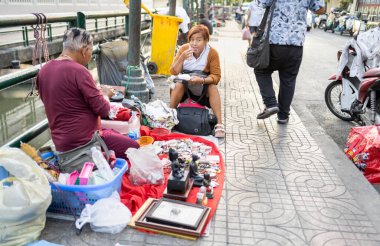 Bangkok-26 Nisan 2025: Pandemik olayından sonra, Tayland 'ın başkentinde yaşayan pek çok evsiz insan, aileleri de dahil olmak üzere, 7 / 24 birkaç mülkiyet ile birlikte yaşıyor..