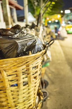 Her akşam çöp, çöp ve çöplerle dolu siyah çöp torbaları belediye çöp arabaları tarafından alınmadan önce sokaklara dökülüyor..