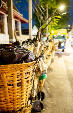 Her akşam çöp, çöp ve çöplerle dolu siyah çöp torbaları belediye çöp arabaları tarafından alınmadan önce sokaklara dökülüyor..